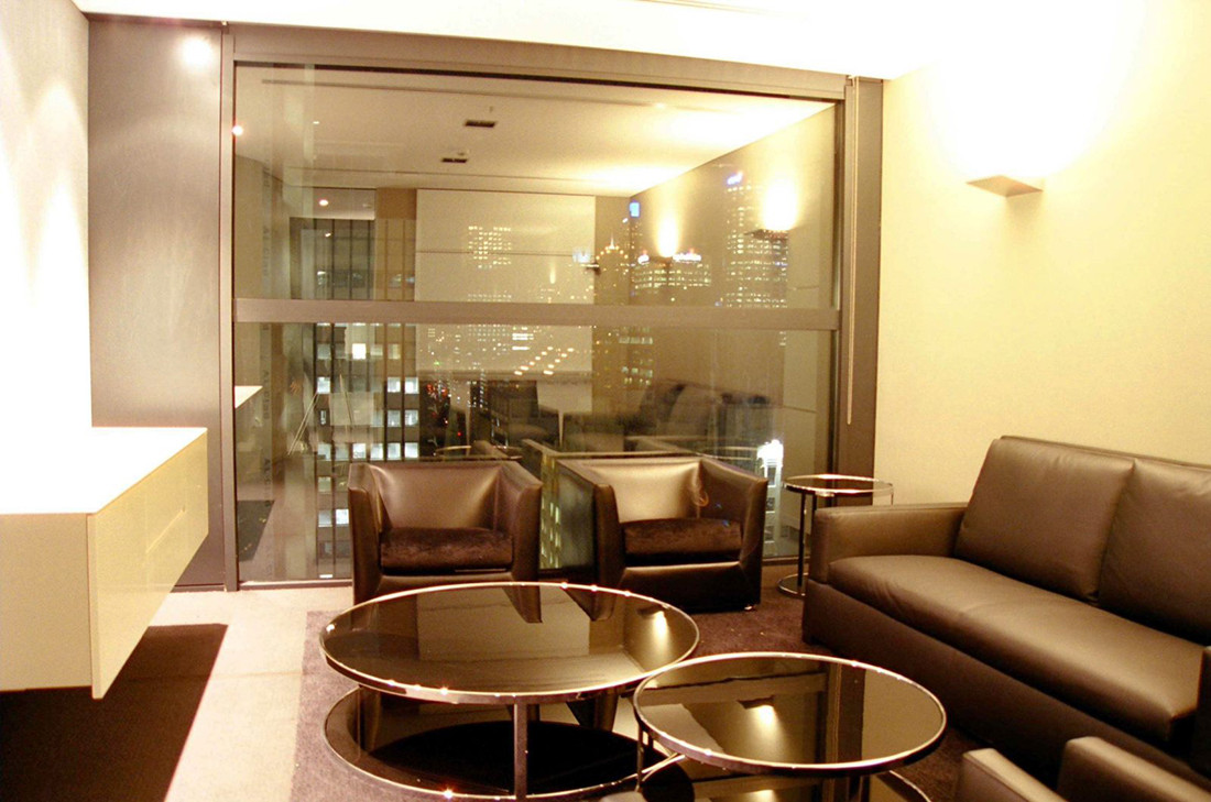 Deutsche Bank Sitting Area with lounges and coffee tables and a view into the city